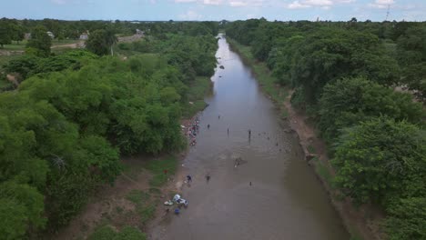 Menschen,-Die-Wäsche-In-Einem-Schmutzigen-Fluss-In-Haiti-Waschen---Wasserknappheit-Auf-Der-Erde
