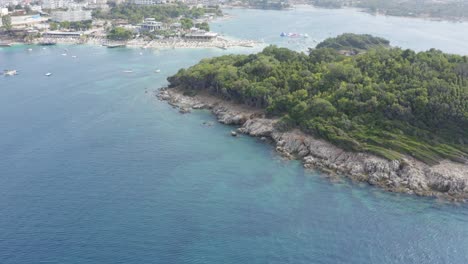 Drohne-Fliegt-über-Die-Albanische-Riviera-In-Ksamil-Und-Zeigt-Die-Küstenlinie