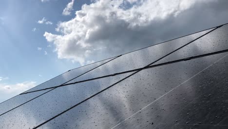 Sistema-Fotovoltaico-De-Panel-Solar-Instalado-En-Las-Nubes-De-Lapso-De-Tiempo-De-La-Azotea-Y-Sol-En-El-Cielo