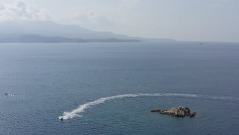 Jet-Ski-Extremo-En-El-Océano-Mediterráneo-En-Saranda-Albania,-Drone