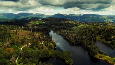 Ariel-Aufnahmen-Von-Wolken,-Die-über-Berge-Und-Hügel-Mit-Bäumen-Im-Lake-District,-Cumbria,-Großbritannien,-Rollen