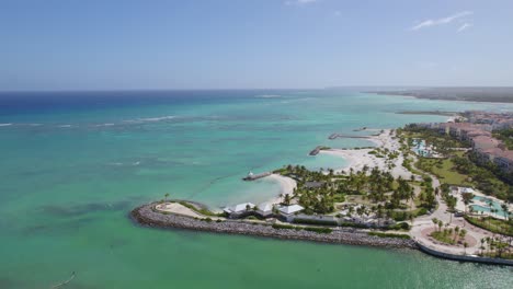 Luftaufnahme-Rund-Um-Die-Küste-Des-Exotischen-Feriendorfes-In-Punta-Cana,-Sonnige-Dominikanische-Republik---Kreisen,-Drohne-Erschossen