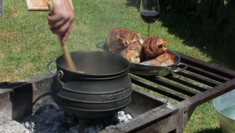 Cocinar-En-Un-Pootjie-Sobre-El-Fuego