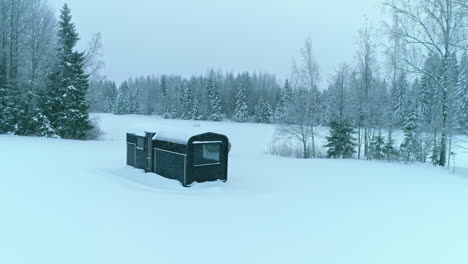 Luftrückzug-Aus-Schneebedeckter-Kleiner-Hütte-Im-Winterfrostwald,-Nordisches-Wetter