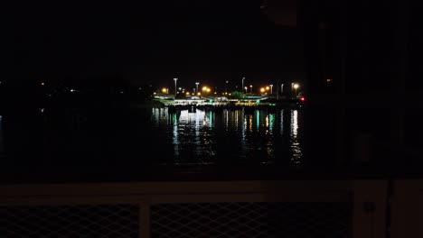 Einfahrt-In-Einen-Hafen-Mit-Dem-Boot,-Um-Nachts-Beleuchtet-Anzudocken