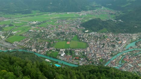 Luftaufnahme-über-Interlaken-Schweiz