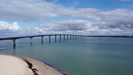 Die-Lange-Brücke-Von-Der-Insel-Re-Nach-La-Rochelle-In-Frankreich,-Super-Sonniges-Wetter,-Per-Drohne