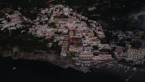 Acantilado-Pueblo-De-Positano-En-La-Costa-De-Amalfi,-Campania,-Sur-De-Italia