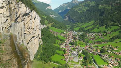 Lowering-aerial-view-of-the-Staubbach-waterfall-and-the-Lauterbrunnen-valley,-Switzerland
