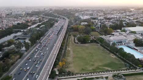4K-Drohnenaufnahmen-Eines-Sonnenuntergangs-In-Einer-Indischen-Stadt,-Neu-Delhi,-über-Bäumen-Und-Häusern,-Schöne,-Helle-Punjabi-Bagh-Club,-Noble-Kolonie
