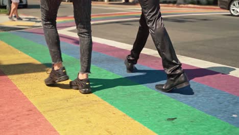 Menschen-Gehen-Auf-Regenbogenfarbenem-Beton,-Lgbtq-gemeinschaftskonzept