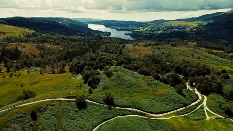 Ariel-Videoaufnahmen-Von-Wolken,-Die-über-Berge-Und-Hügel-Mit-Bäumen-Im-Lake-District,-Cumbria,-Großbritannien,-Rollen