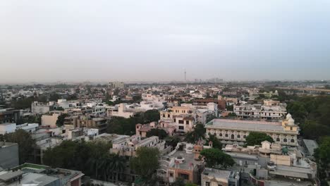 4K-Drohnenaufnahmen-Eines-Sonnenuntergangs-In-Einer-Indischen-Stadt,-Neu-Delhi,-über-Bäumen-Und-Häusern,-Schöne,-Helle-Punjabi-Bagh-Club,-Noble-Kolonie