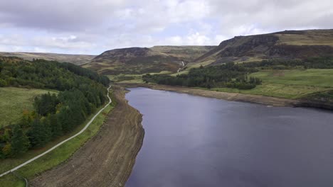 Aerial-drone-footage-of-the-stunning-Dovestone-Reservoir-and-the-Yorkshire-countryside