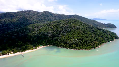 Toma-Panorámica-Que-Revela-La-Impresionante-Playa-De-Keracut,-Malasia