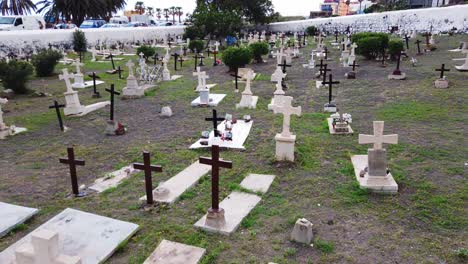 Toma-Panorámica-De-Un-Pequeño-Cementerio-Tradicional-Con-Una-Pequeña-Lápida-Rodeada-De-Hierba-Verde