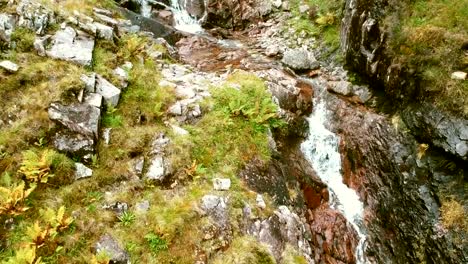 Aufsteigender-Schuss-Des-Wasserfalls-Bei-Den-Drei-Schwestern-In-Glencoe,-Schottland