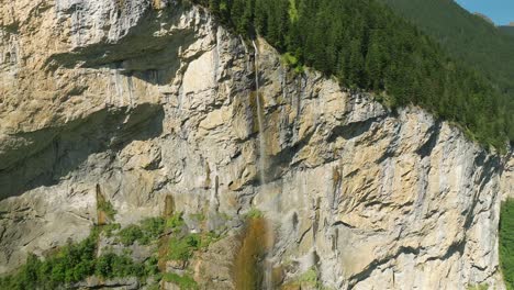Aerial-view-of-the-Staubbach-waterfall-in-Lauterbrunnen,-Switzerland
