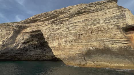 Vista-Panorámica-De-La-Cueva-De-St-Antoine-Tallada-En-El-Acantilado-De-La-Isla-De-Córcega,-Francia