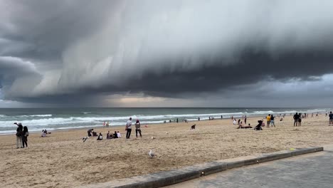 Dramatic-thick-layer-of-dark-clouds-covering-the-sky-at-the-beach-of-surfers-paradise,-wet-and-wild-storm-season-approaching-this-summer,-Gold-Coast,-Queensland,-Australia