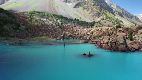 Filmdrohne-Schoss-über-Das-Türkisfarbene-Wasser-In-Den-Bergen-Im-Naltar-Tal-In-Pakistan-Und-Enthüllte-Langsam-Eine-Luftaufnahme