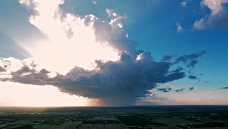 Drone-Hyperlapse-Timelapse-Metraje-Día-Nublado-Lloviendo-Nube-Sobre-Campo-Edinburg-Texas