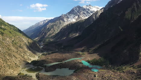 Toma-Aérea-Cinematográfica-Del-Valle-De-Las-Montañas-Y-Aguas-Turquesas-En-El-Valle-De-Naltar-En-Pakistán