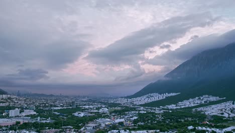 Drone-Hyperlapse-Timelapse-Mañana-Nublada-Amanecer-Día-Sobre-Sierra-Madre-Oriental-En-La-Ciudad-De-Monterrey-México