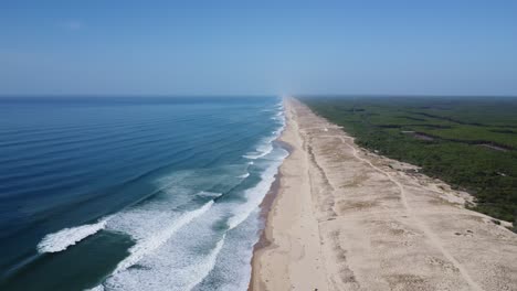 Drone-Vuela-Sobre-La-Famosa-Playa-De-Mimizan-En-Francia-En-El-Océano-Atlántico-Filmado-Desde-Arriba-Con-Olas-Y-Un-Clima-Magnífico