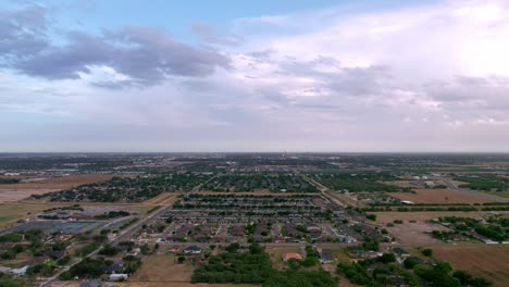 Drohnen-Hyperlapase-Zeitraffer-Sonnenuntergangsaufnahmen-Bei-Bewölktem-Tag-Auf-Dem-Land-Von-Edinburgh,-Texas