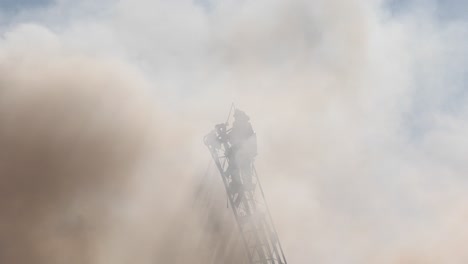 Riesige-Rauchwolke-Weht-In-Der-Nähe-Von-Feuerwehrmann
