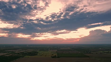 Drohnen-Hyperlapse-Aufnahmen-Bewölkter-Tag-Sonnenuntergang-Landschaft