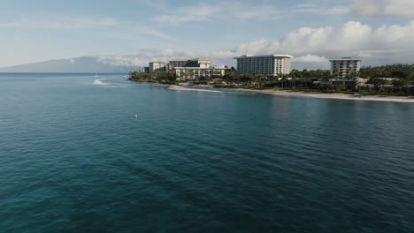Oceanfront-beach-resorts-in-Kaanapali,-Maui,-Hawaii,-USA