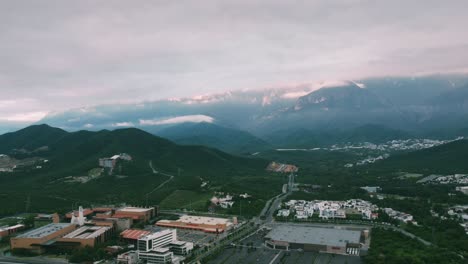 Drone-Hyperlapse-Timelapse-Mañana-Nublada-Amanecer-Día-Sobre-Sierra-Madre-Oriental-En-La-Ciudad-De-Monterrey-México