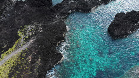 Atemberaubende-Küstenlinie-Von-Ponta-Da-Ferraria-Auf-Den-Azoren-Mit-Türkisfarbenem-Wasser