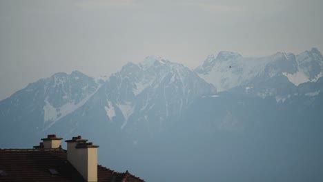 Tiro-De-Pájaro-Volando-Con-La-Vista-Alpina-Suiza-En-El-Fondo-En-Suiza-Durante-El-Día