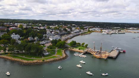 Mayflower-Beherbergte-An-Der-Küste-Eines-Hafens-Von-Massachusetts