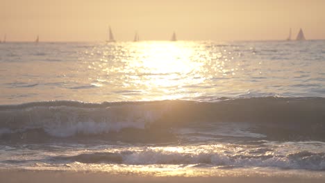 Zwei-Leute-Gehen-Am-Strand-Bei-Goldenem-Sonnenuntergang,-Slowmotion