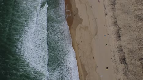 Der-Berühmte-Strand-Von-Mimizan-Am-Atlantik-In-Frankreich-Von-Oben-Mit-Wellen