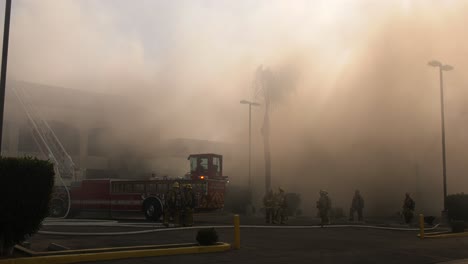 Rauchiger-Himmel,-Während-Feuerwehrleute-Gegen-Gebäudebrände-Kämpfen