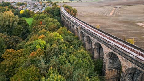 Drohnen-Luftaufnahmen-Des-Penistone-Viadukts,-Eines-Gekrümmten-Eisenbahnviadukts,-Das-Die-Eisenbahn-über-Die-Sheffield-Road-Und-Den-Fluss-Don-Führt