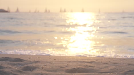 Goldene-Stunde-Am-Venedig-Strand-Von-Los-Angeles,-Segelboot-Segeln-Am-Ozean,-Die-Wellen-Und-Der-Sand-Werden-Vom-Sonnenuntergang-Golden-Beleuchtet