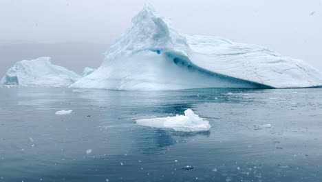 Iceberg-En-Los-Fiordos-Del-Este-De-Groenlandia