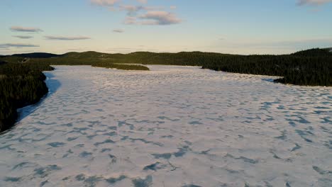 Ein-Riesiger-See-Beginnt-Im-Frühling-Im-Norden-Von-Quebec-Zu-Schmelzen