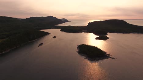 Blick-Auf-Große-Inseln-Während-Eines-Sonnenuntergangs