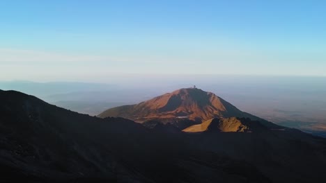 Luftaufnahme-Des-Wunderschönen-Vulkans-Pico-De-Orizaba-Mit-Blick-Auf-Das-Große-Millimeterteleskop-In-Mexiko-Bei-Sonnenaufgang