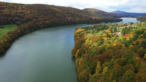 Berge-Mit-Wunderschönen-Bunten-Bäumen,-Die-In-Der-Herbstsaison-An-Einem-Sonnigen-Tag-Aus-Der-Vogelperspektive-Aufgenommen-Wurden