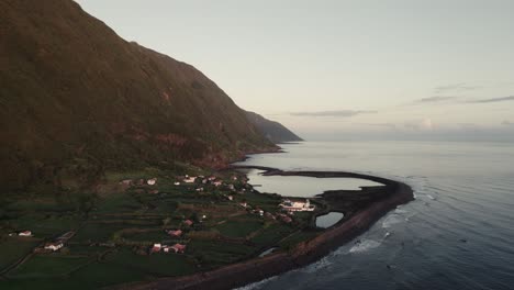 Drone-Sobre-La-Costa-De-Las-Azores-En-Una-Ubicación-Remota-Con-Olas-Durante-El-Amanecer-4k