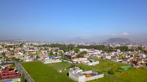 Luftaufnahme-Der-Innenstadt-Von-Chalco-Mexiko,-Mit-Viel-Grün-Und-Hoher-Bevölkerungsdichte