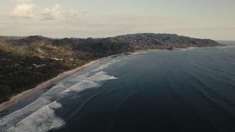 Drohne-über-Der-Küste-Von-Costa-Rica-Mit-Langen-Wellen-Zum-Surfen-Und-Dschungel